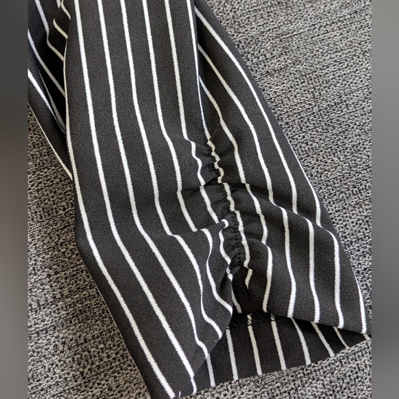 Striped b&w blazer with 3/4 sleeves with ruching. - Picture 6 of 8